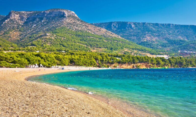 Populární pláž Zlatni Rat na ostrově Brač