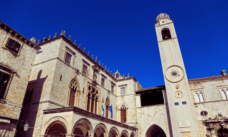 Palác Sponza a brána s hodinovou věží v Dubrovníku